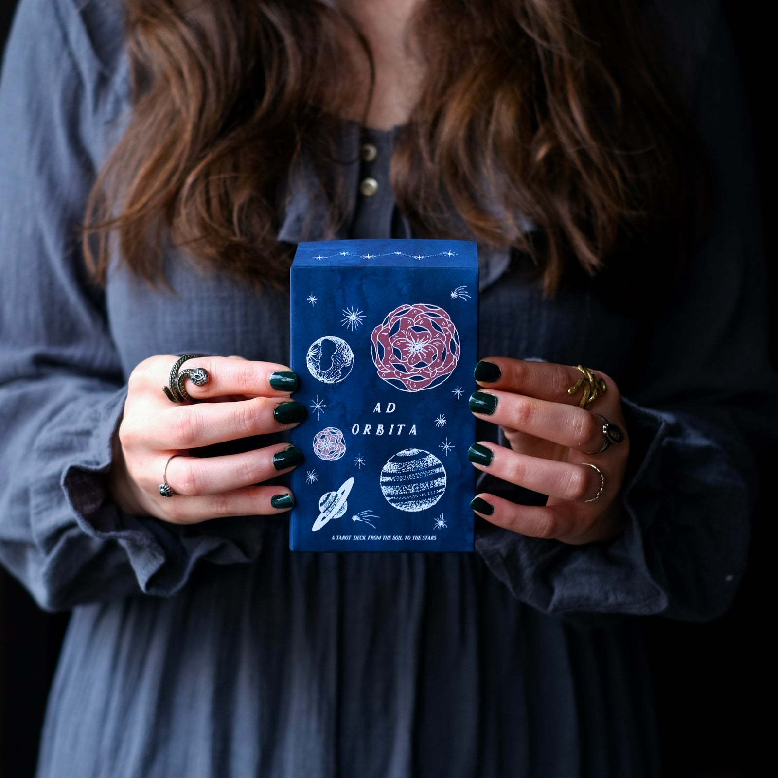 Ad Orbita Tarot is rooted in the plants and planets. Through 78 hand-illustrated cards, this botanical tarot deck journeys through the elements, astrology, the garden and the stars.