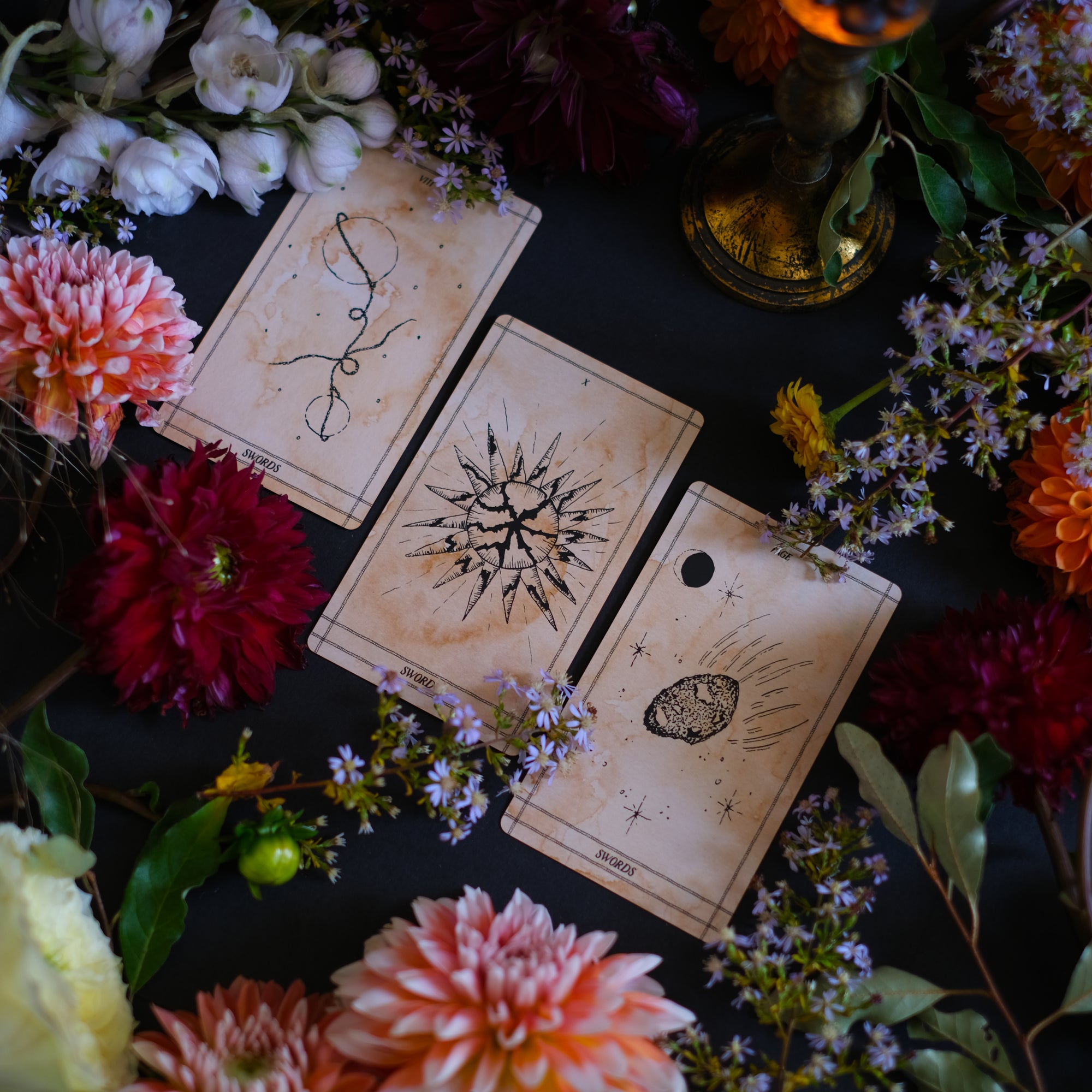 Ad Orbita Tarot is a hand-illustrated 78 card botanical and astrological deck. Rooted in the relationship between plants and the planets, each of these 78 tarot cards draws upon ancient meaning in a modern, imaginative and intuitive form.